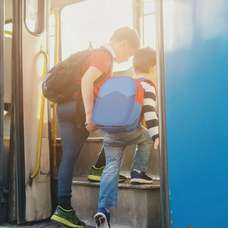 Dzieci wsiadające do autobusu