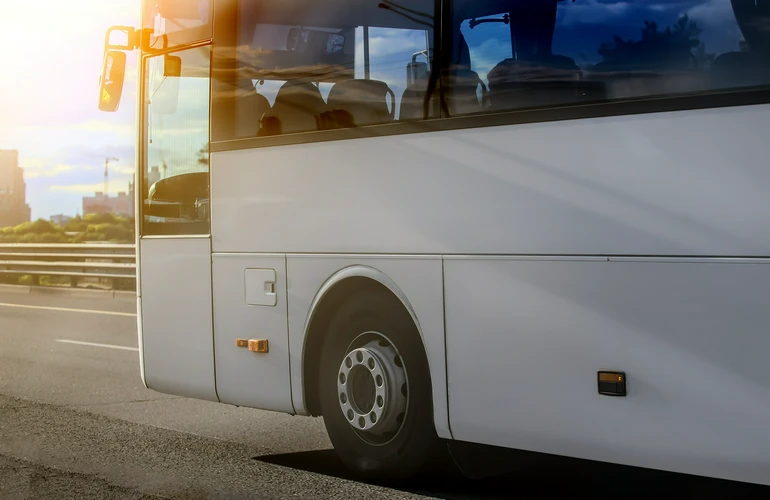 autobus na drodze